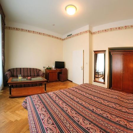 Carlton Opera Hotel Wina Bagian luar foto