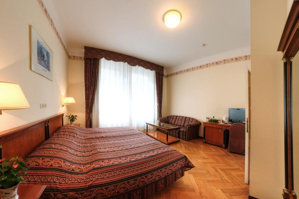 Carlton Opera Hotel Wina Bagian luar foto