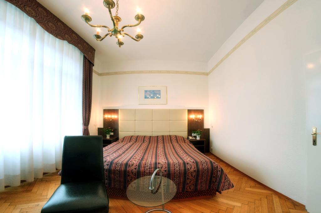 Carlton Opera Hotel Wina Bagian luar foto