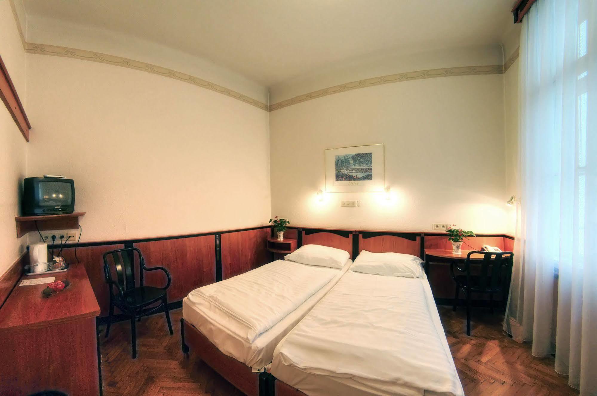 Carlton Opera Hotel Wina Bagian luar foto
