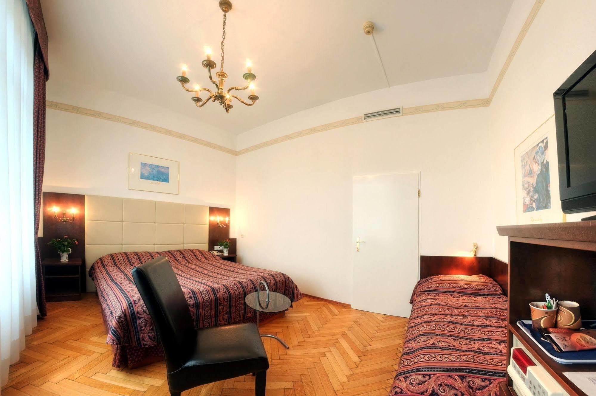 Carlton Opera Hotel Wina Bagian luar foto